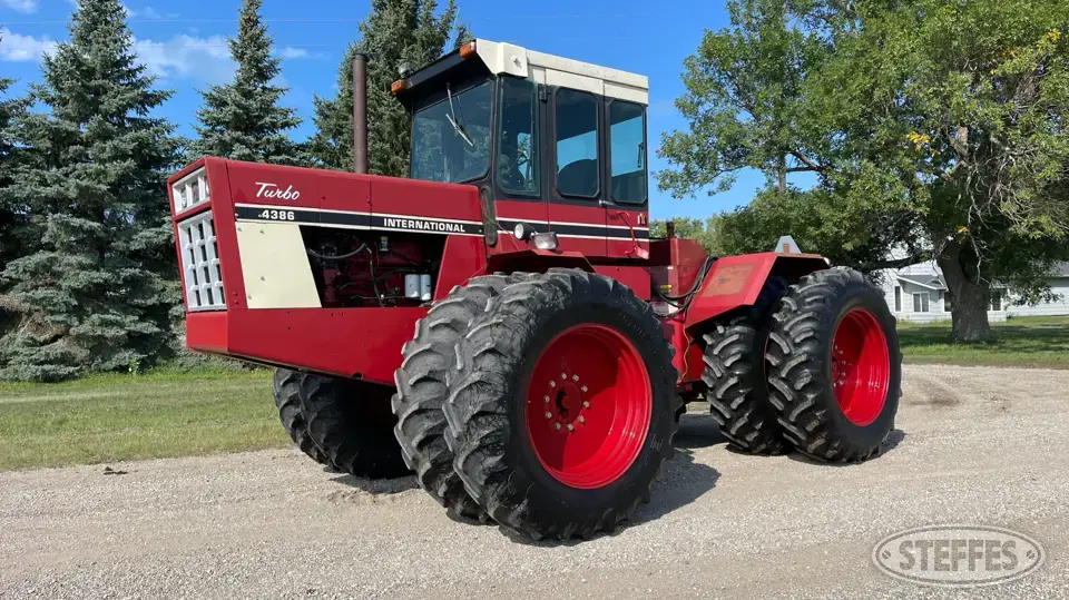International 4386 4WD Tractor