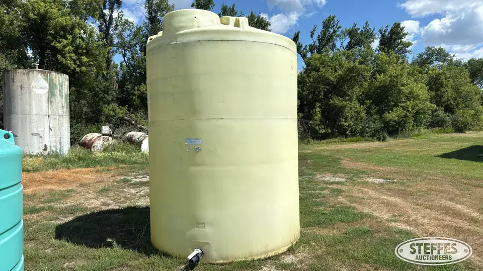 3,000 gal. poly tank