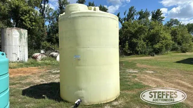 3,000 gal. poly tank