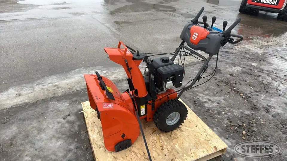 Husqvarna ST 224 Self-Propelled Snowblower