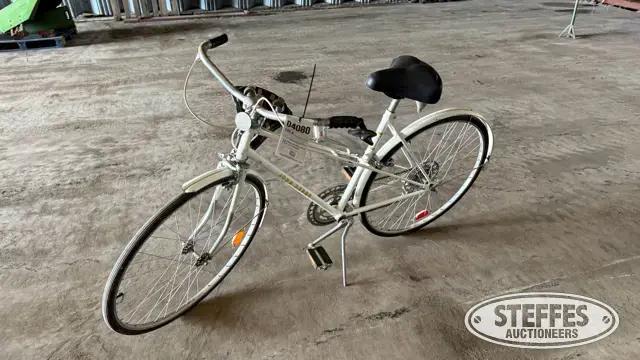 John Deere Universal Touring bicycle