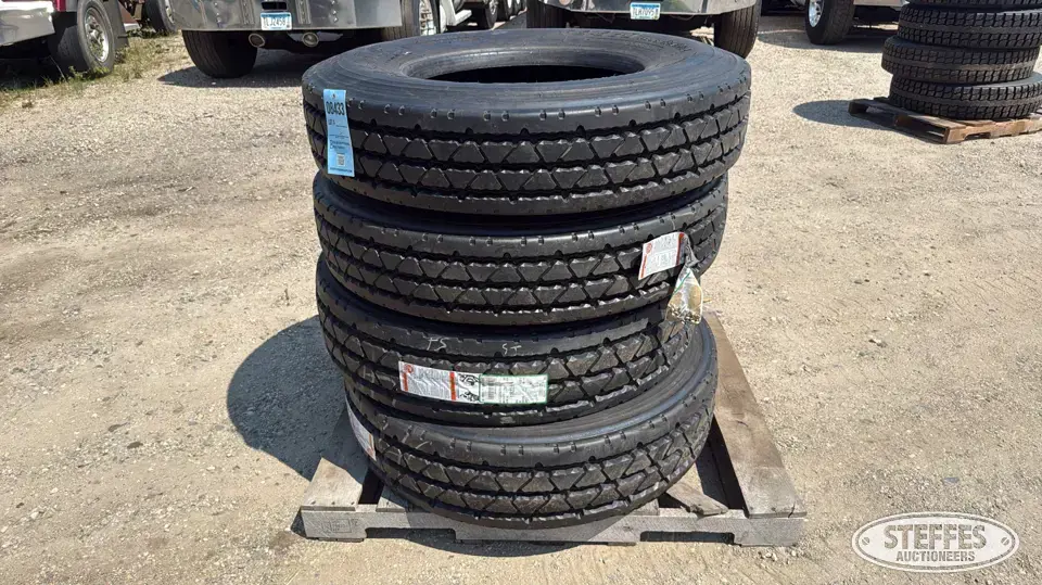 (4) 11R22.5 tires Truck Tire