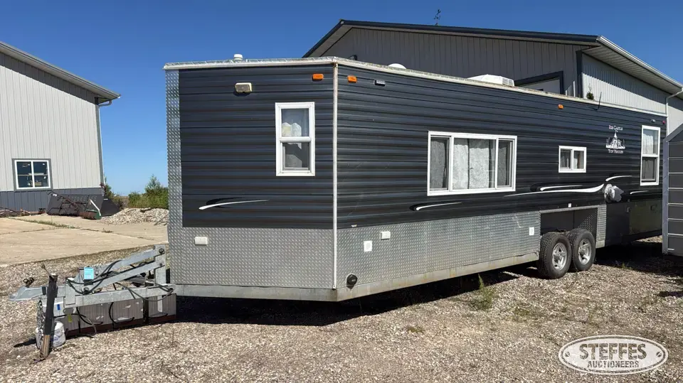 2015 Ice Castle 8x26V Camper