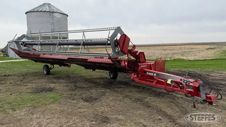Case IH 8220 Pull-Type Swather