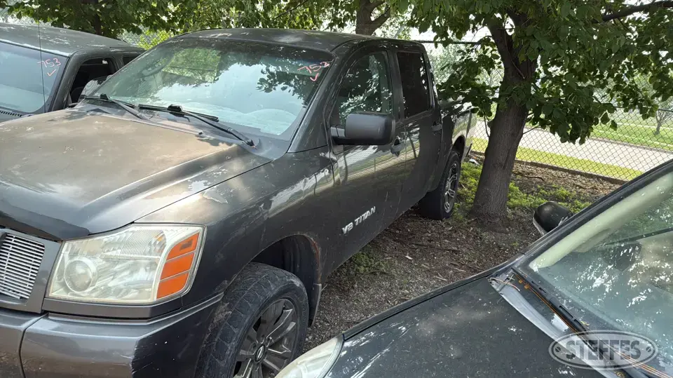 2005 Nissan Titan XE Half Ton Pickup