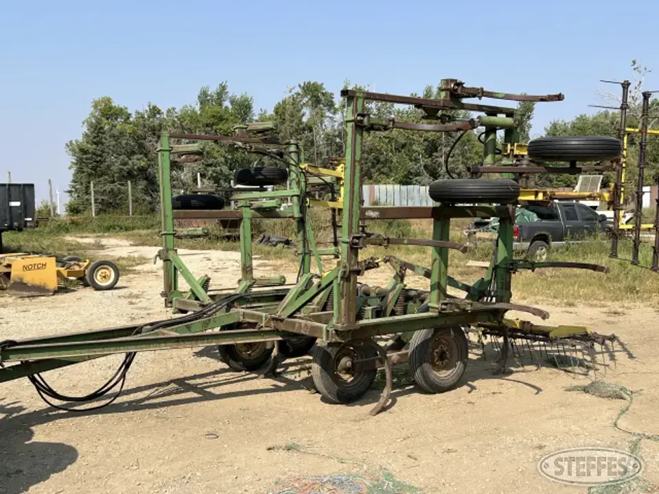 John Deere 1600 Chisel Plow