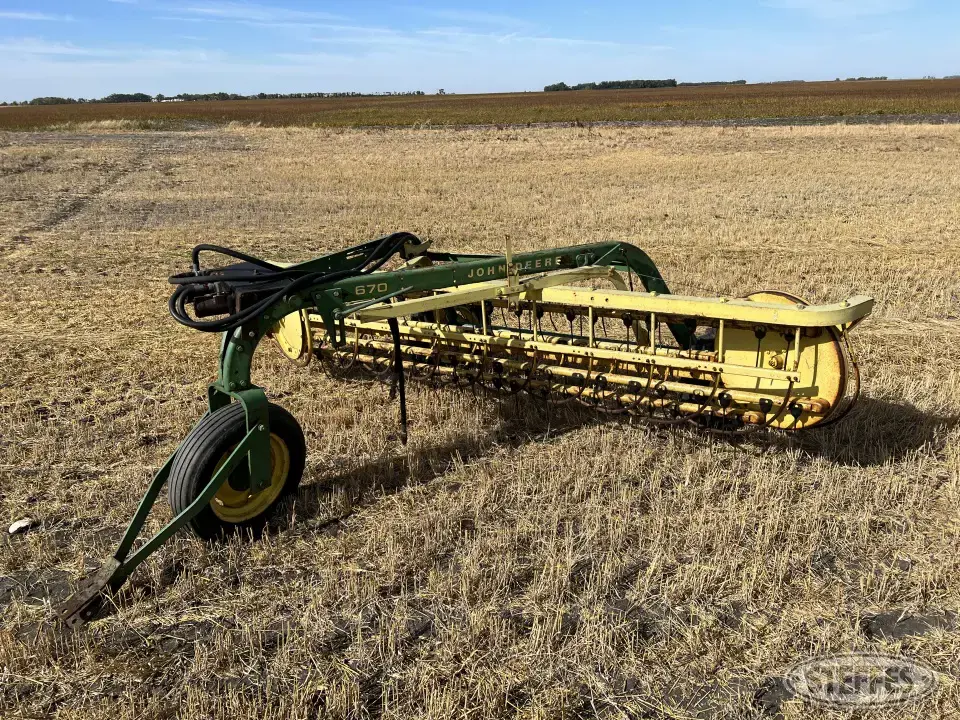 John Deere 640 Rake