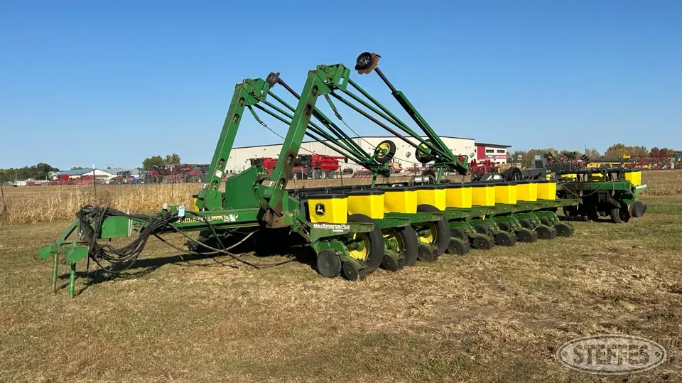 1999 John Deere 1770 12 or More Row Planter