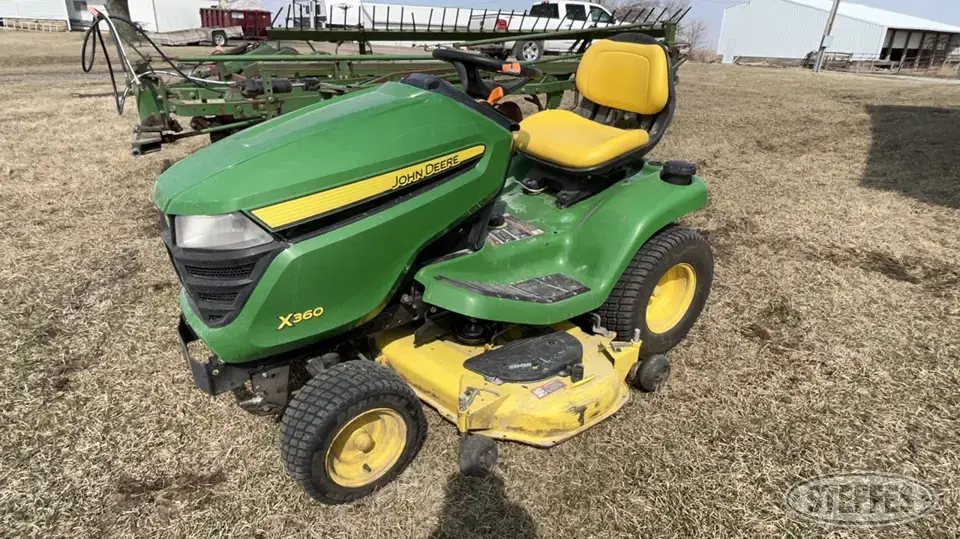 John Deere X360 Lawn Tractor