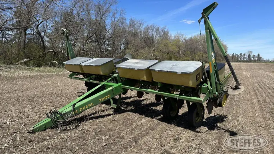 1987 John Deere 7200 MaxEmerge II Less Than 12 Row Planter