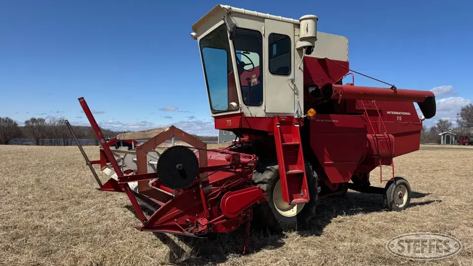 1973 International 715 Combine