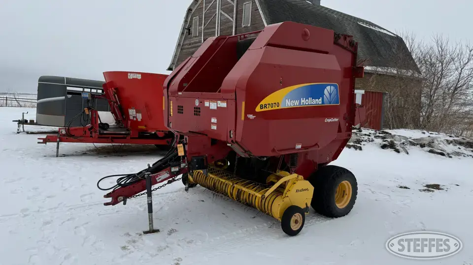 2010 New Holland BR7070 Round Baler