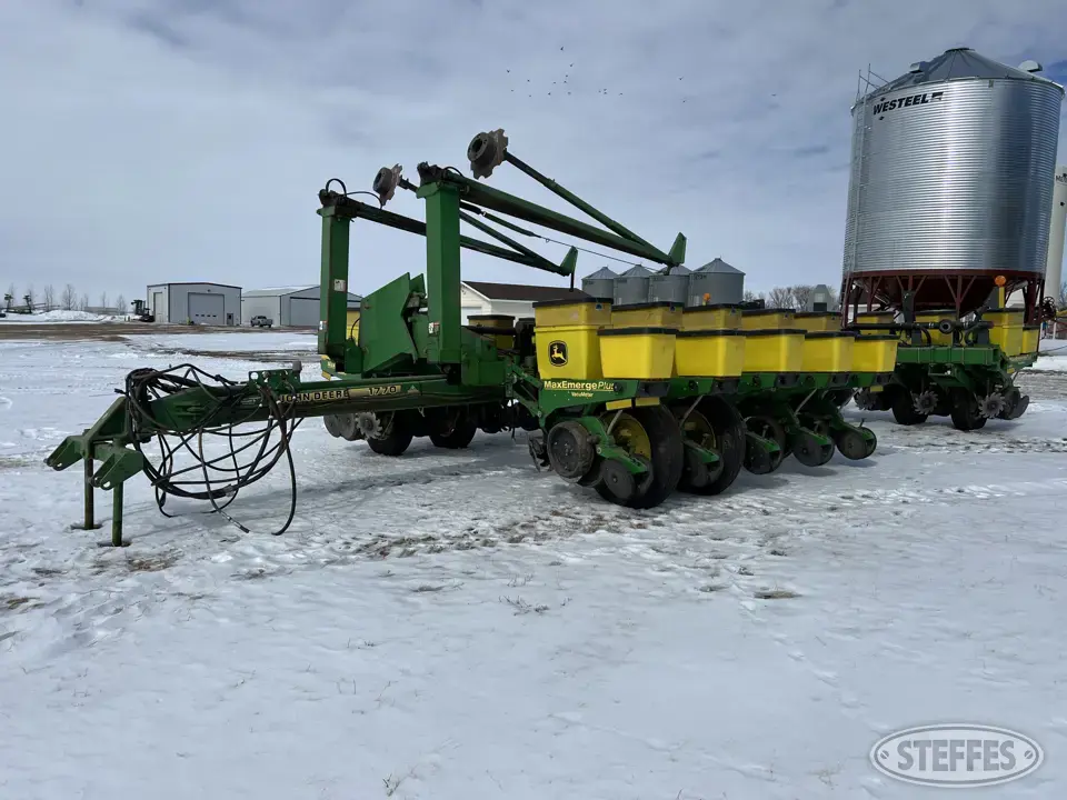 2002 John Deere 1770 Conservation 12 or More Row Planter