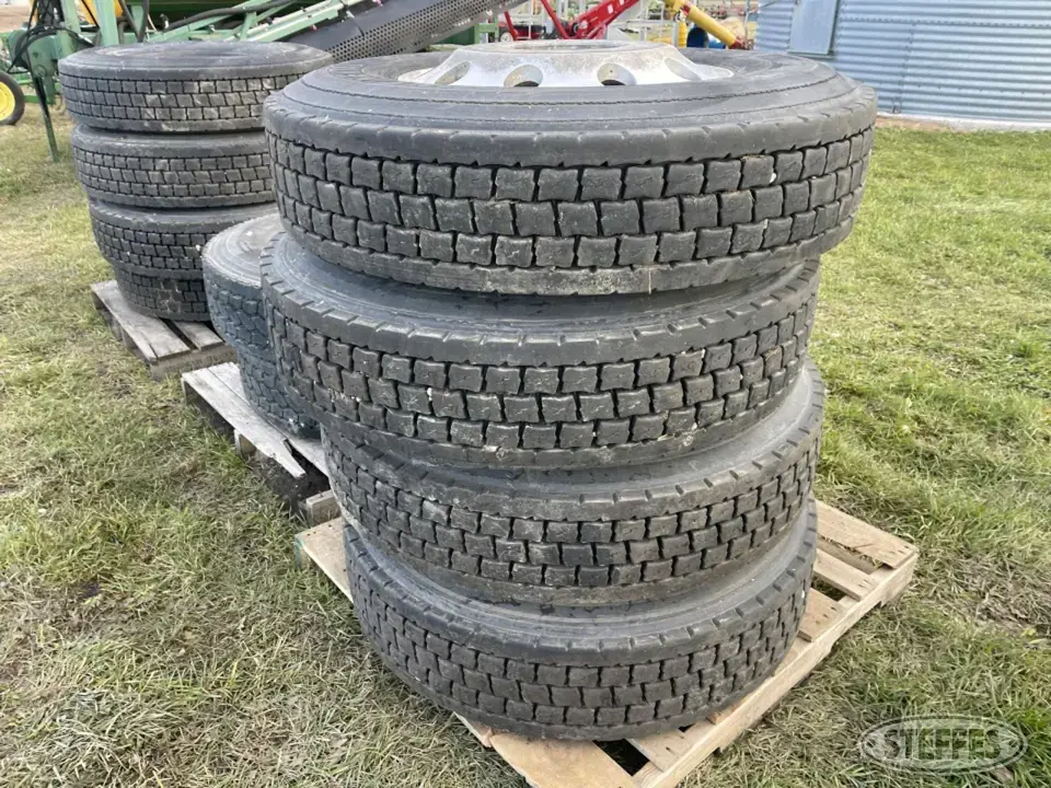 (4) Continental 11R22.5 tires Truck Tire