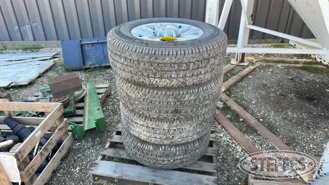 (4) Michelin 265/70R18 tires