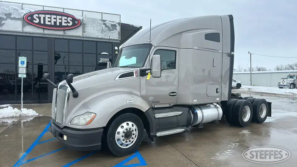 2017 Kenworth T680 Conventional Truck with Sleeper