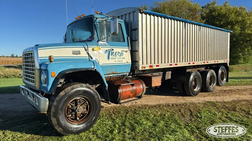 1979 Ford 8000 Grain Truck
