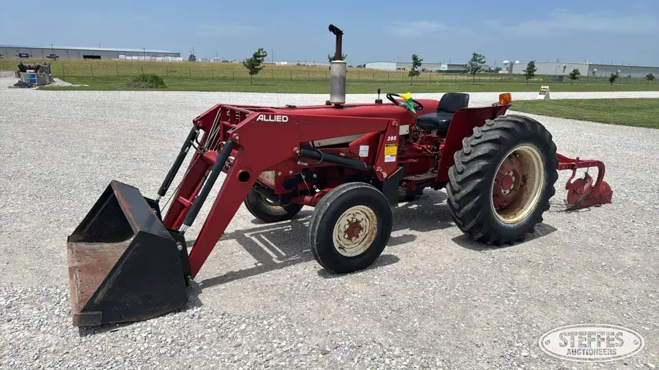 1969 International 444 2WD Tractor