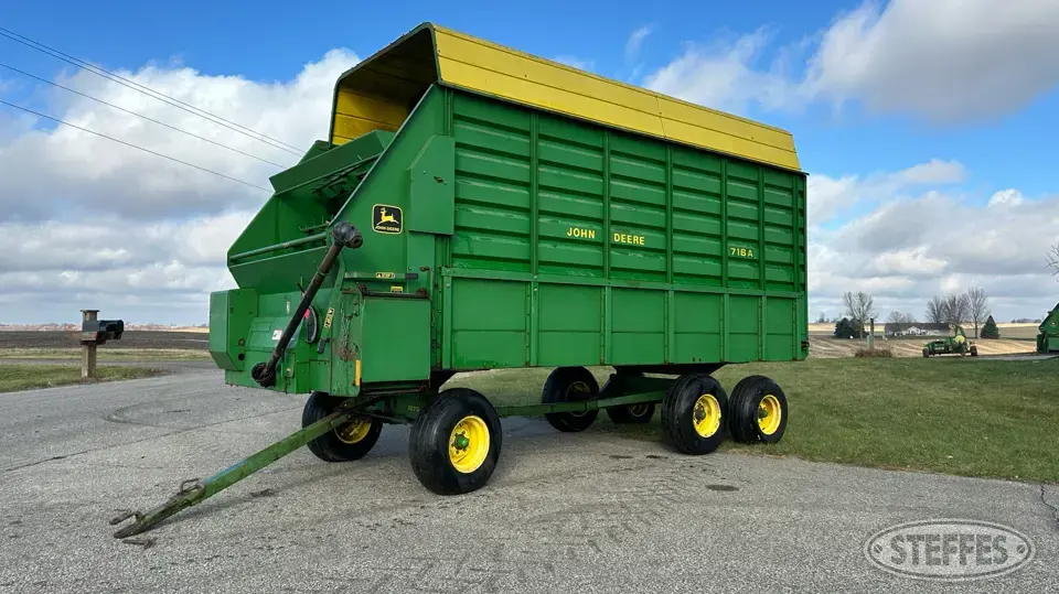 John Deere 716A Forage Wagon