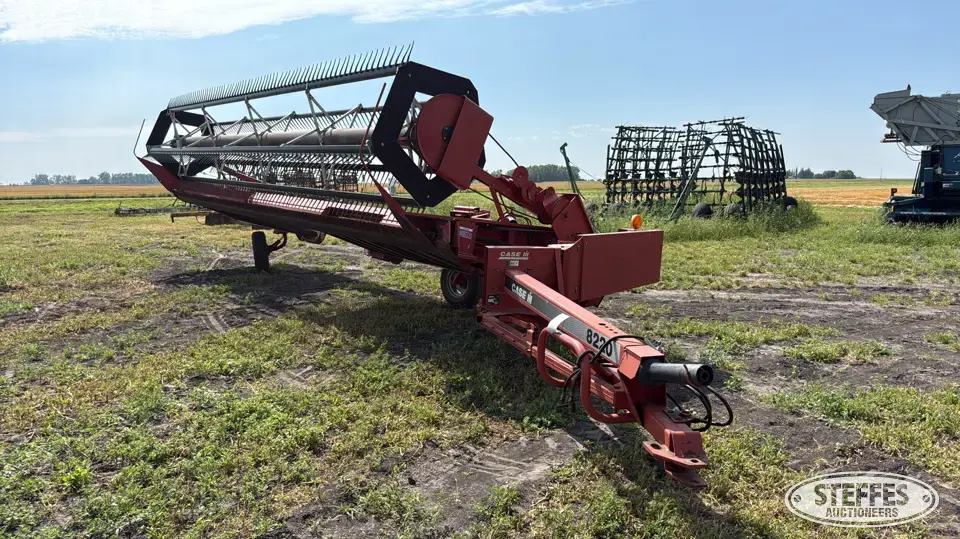 Case IH 8220 Pull-Type Swather
