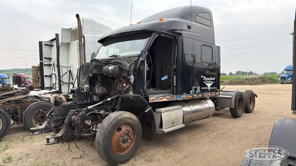 2005 Peterbilt 387 Conventional Truck with Sleeper