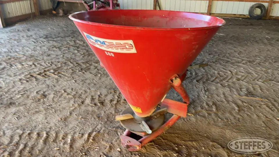 2007 Cosmo SRL Pull-Type Dry Spreader