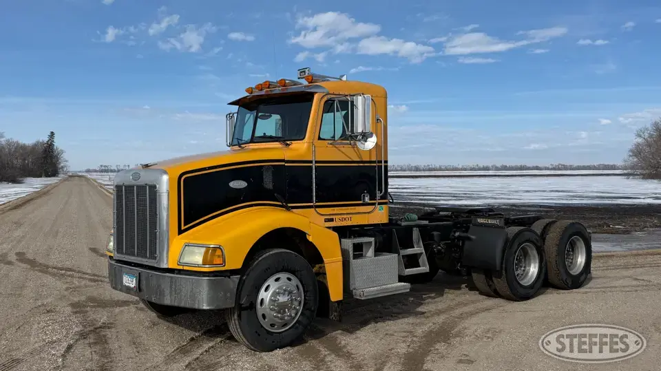 1997 Peterbilt 385 Conventional Truck with Sleeper