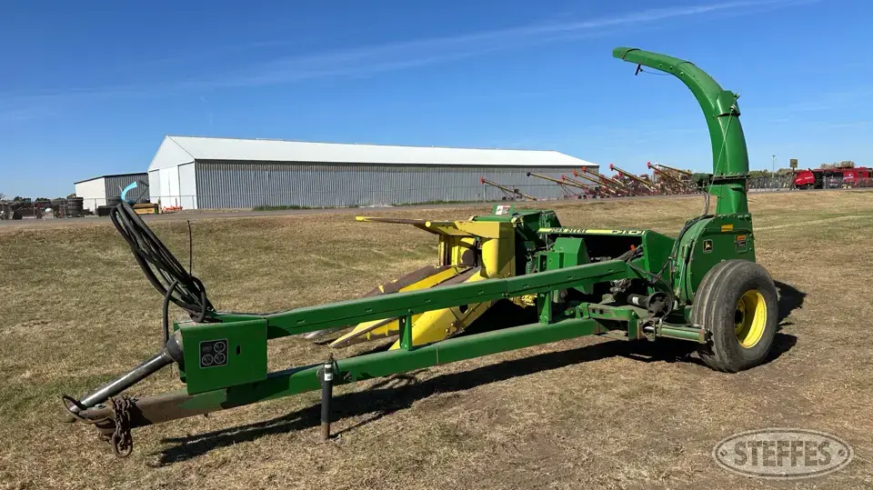 John Deere 3950 Pull-Type Harvester