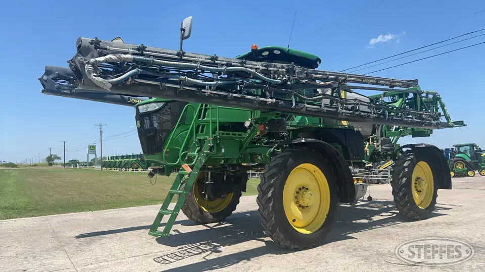 2019 John Deere R4038 Self-Propelled Sprayer