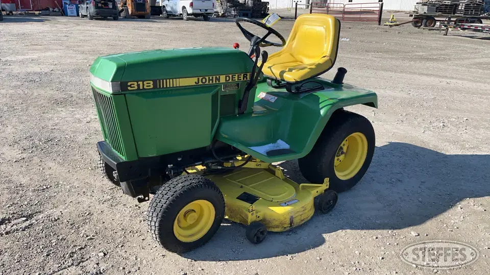 John Deere 318 Lawn Tractor
