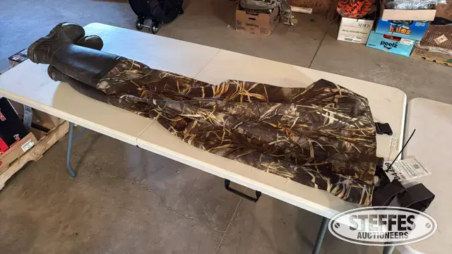 Camouflage waders