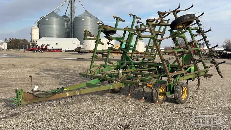 John Deere 960 Field Cultivator