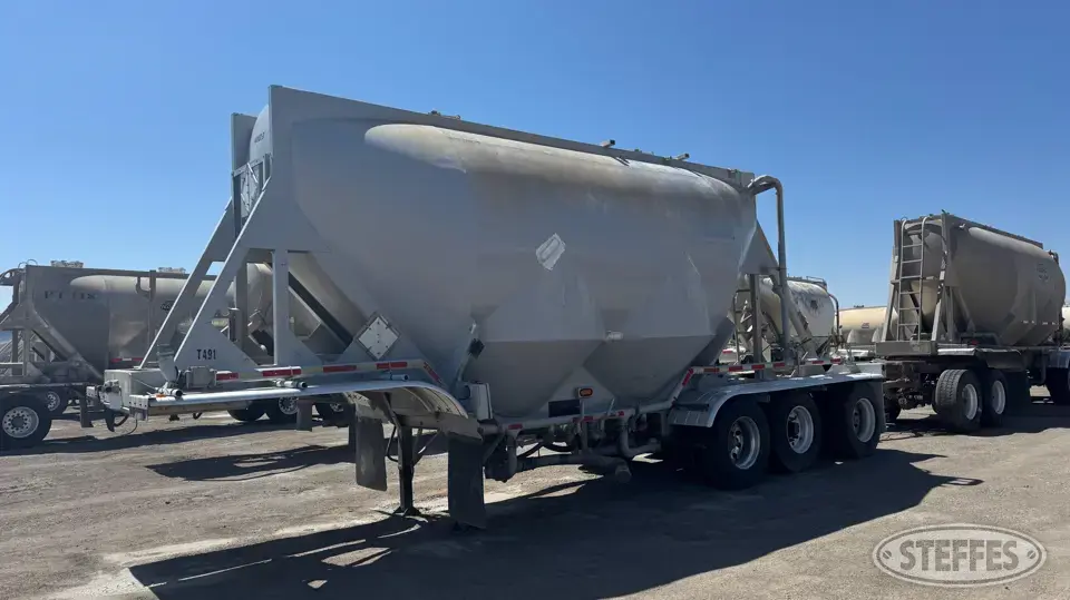 1991 J & L Pneumatic Trailer