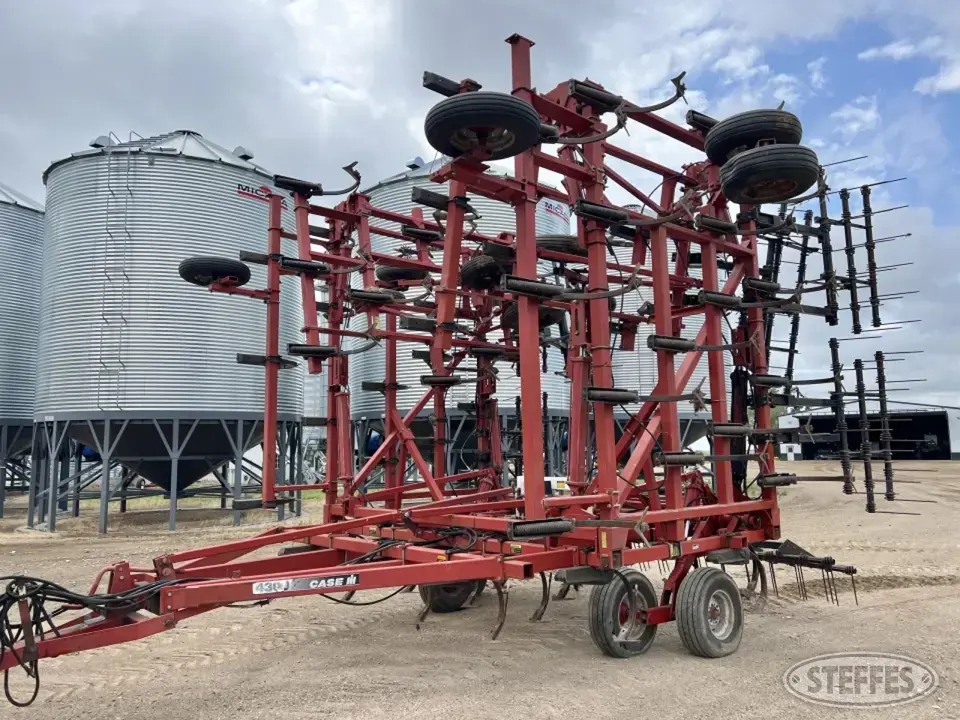 Case IH 4300 Field Cultivator