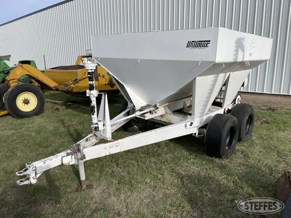 Willmar 500 Pull-Type Dry Spreader