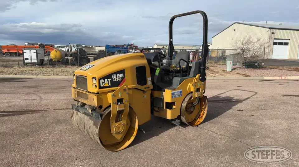 2018 CAT CB34B Self-Propelled Tandem Compactor