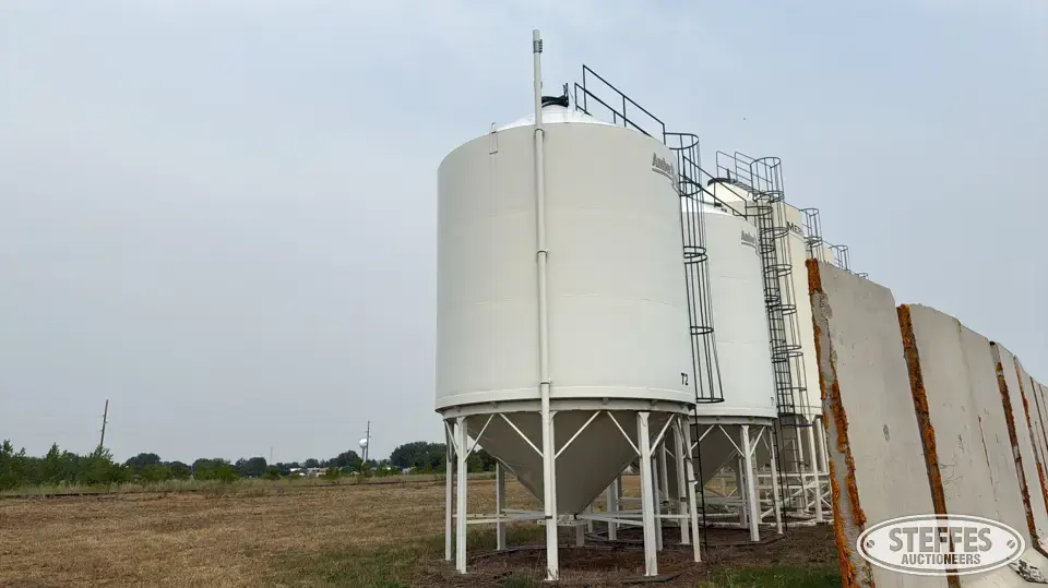 2012 Amber Waves 1630 Hopper Bin