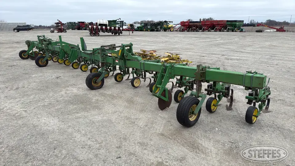 1996 John Deere 845 Row Crop Cultivator