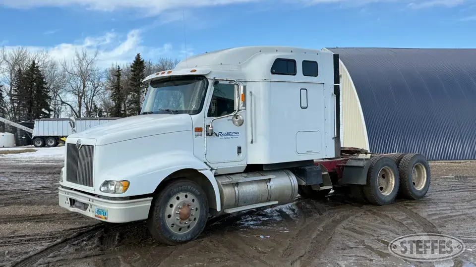 2003 International 9200i Conventional Truck with Sleeper