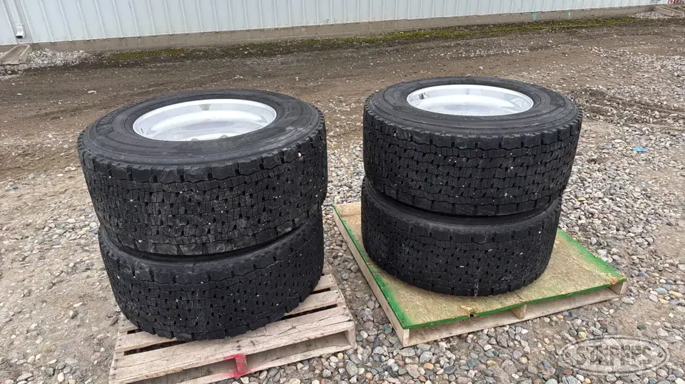 (4) Michelin 445/50R22.5 tires Truck Tire
