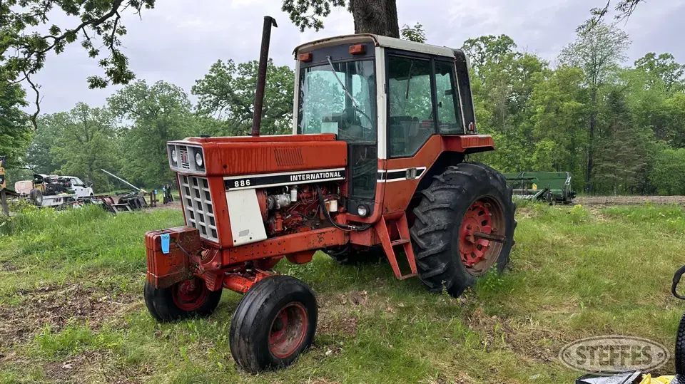 1977 International 886 2WD Tractor