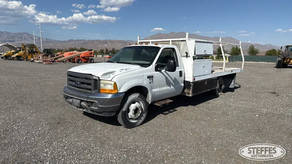 2001 Ford Super Duty F-450 XL Flatbed Truck