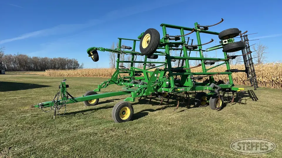 2012 John Deere 2410 Chisel Plow