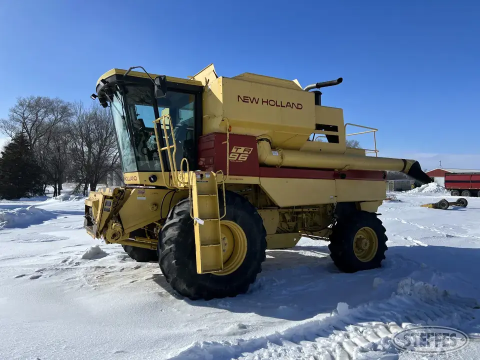 1993 New Holland TR96 Combine