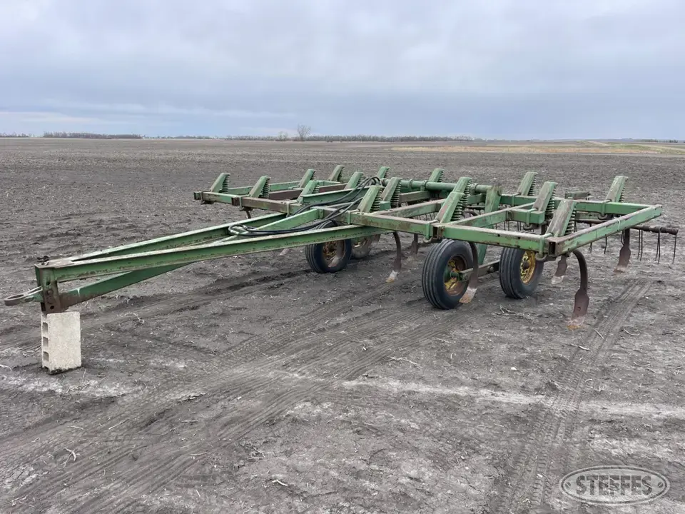 John Deere 1600 Chisel Plow