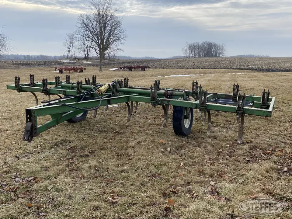 John Deere 100 Chisel Plow