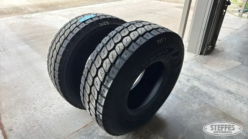 (2) Kumho KMA12 425/65R22.5 Truck Tire