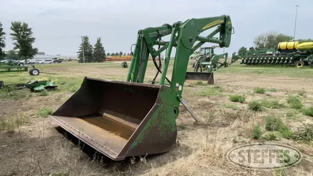 2010 John Deere 746