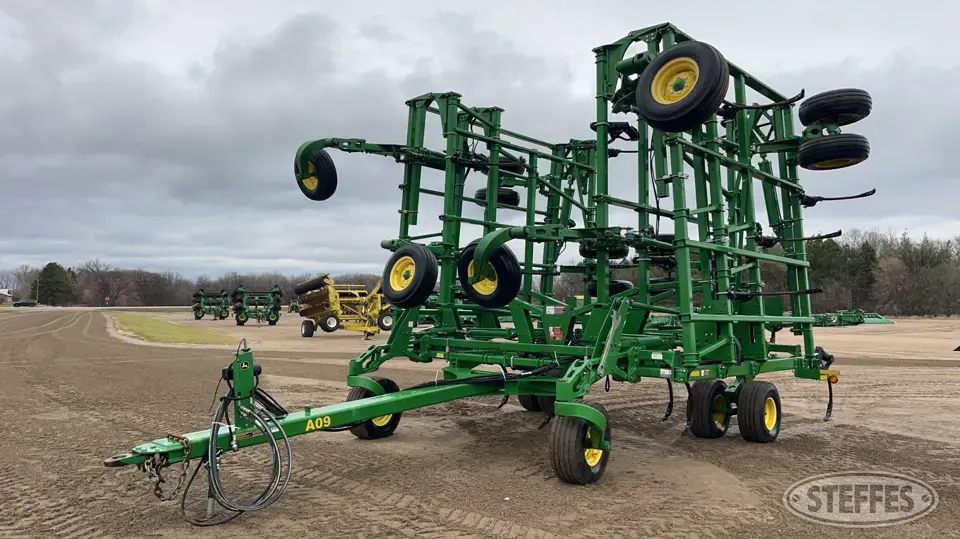 2018 John Deere 2410C Chisel Plow
