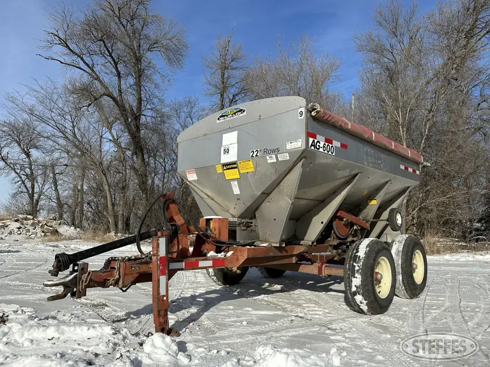 AgSystems AG600 Pull-Type Dry Spreader